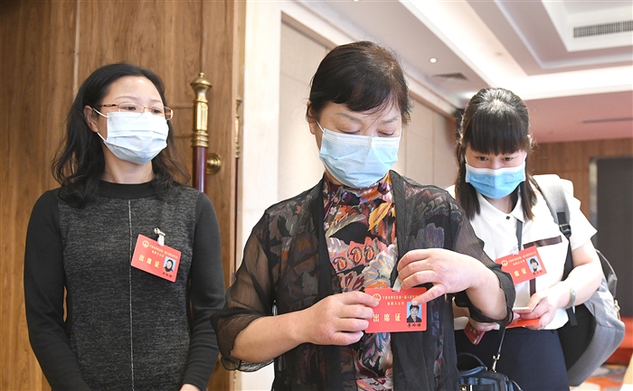 聚焦民生謀發(fā)展 真情履職譜新篇——人大代表政協(xié)委員報到側(cè)記