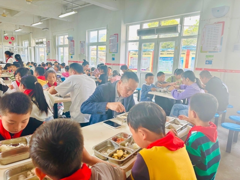 1.校長陪餐.jpg
