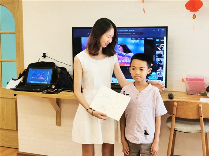 “擋刀女孩”崔譯文為金鐘社區 青少年上“勇敢的課”