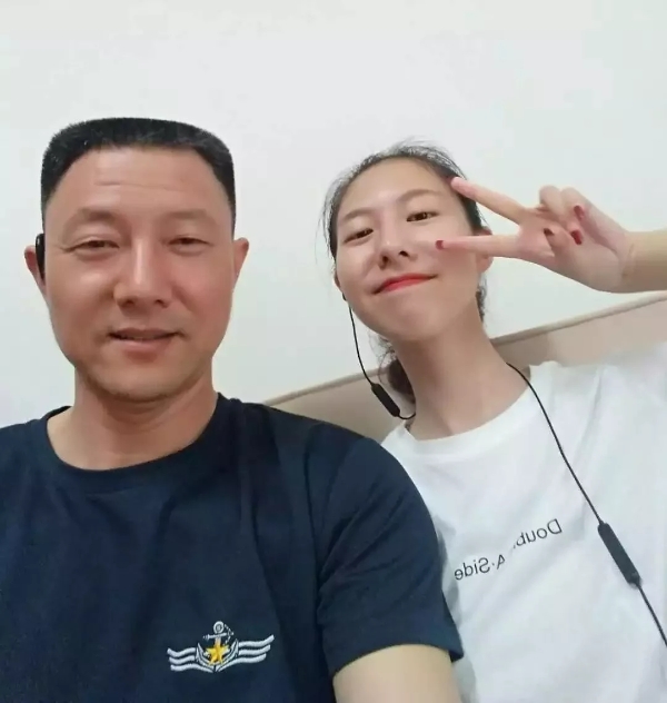 【當代海軍】為同學擋刀的女大學生：我是軍人的孩子，我不沖上去，她可能會死